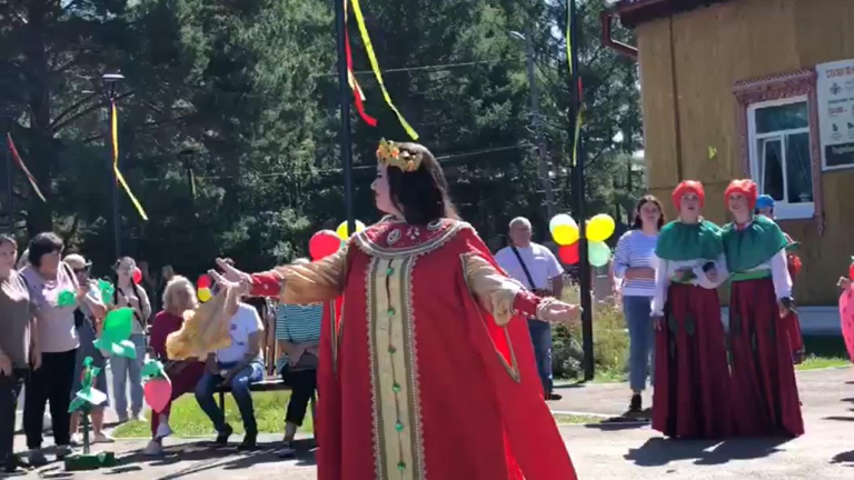 Костюмы клубники и морошки признаны лучшими на фестивале в Усольском районе